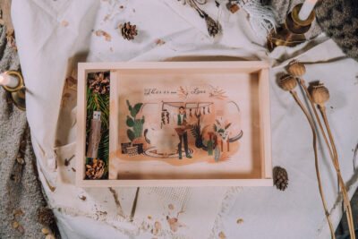 Wooden box from the basic collection with transparent lid for 15x23cm photos and USB