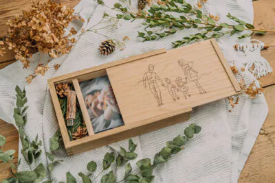 Oak wooden box for photos 13x19cm + USB space